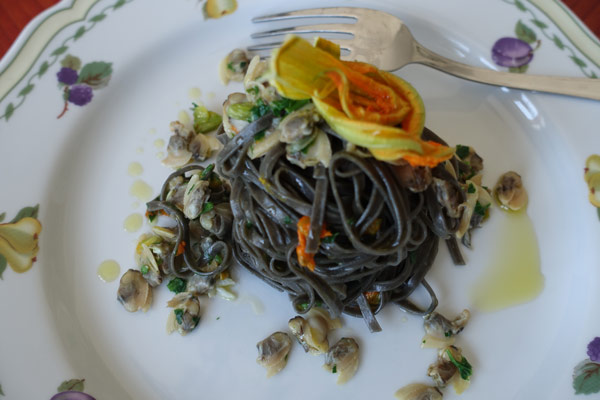 Tagliolini al Nero di Seppia con Vongole e Fiori di Zucca